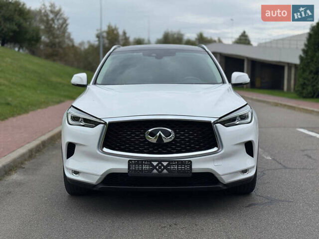 Белый Инфинити QX50, объемом двигателя 2 л и пробегом 81 тыс. км за 21900 $, фото 2 на Automoto.ua