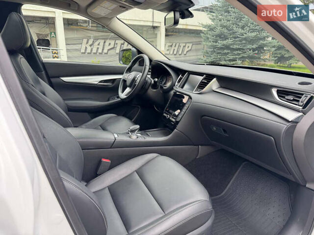 Белый Инфинити QX50, объемом двигателя 2 л и пробегом 81 тыс. км за 21900 $, фото 20 на Automoto.ua