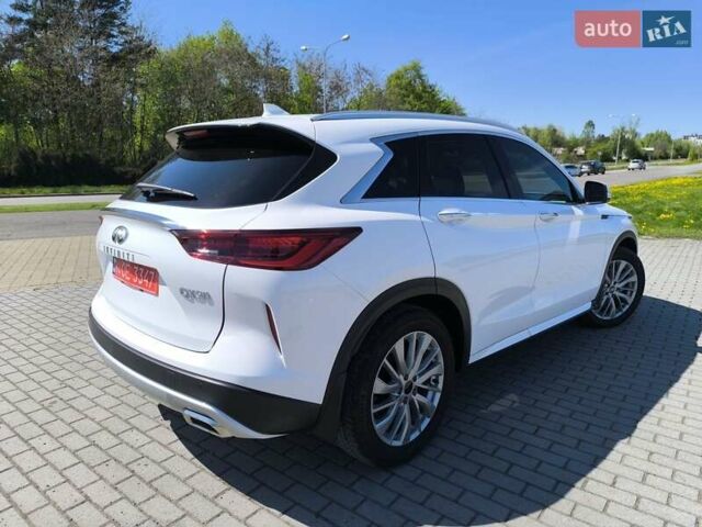 Белый Инфинити QX50, объемом двигателя 2 л и пробегом 14 тыс. км за 29800 $, фото 2 на Automoto.ua
