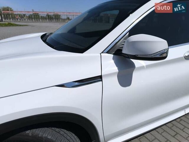 Белый Инфинити QX50, объемом двигателя 2 л и пробегом 14 тыс. км за 29800 $, фото 320 на Automoto.ua