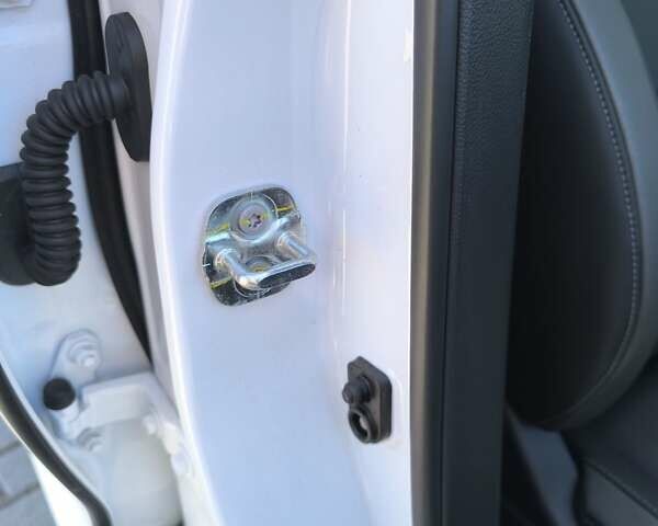 Белый Инфинити QX50, объемом двигателя 2 л и пробегом 14 тыс. км за 29800 $, фото 104 на Automoto.ua