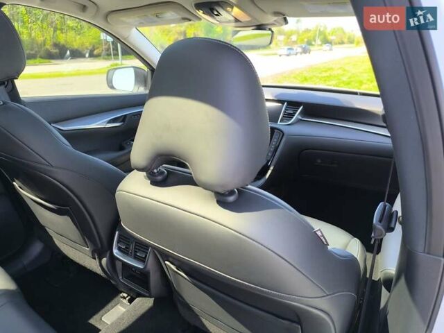 Белый Инфинити QX50, объемом двигателя 2 л и пробегом 14 тыс. км за 29800 $, фото 128 на Automoto.ua