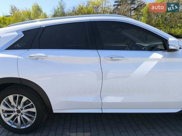 Белый Инфинити QX50, объемом двигателя 2 л и пробегом 14 тыс. км за 29800 $, фото 315 на Automoto.ua