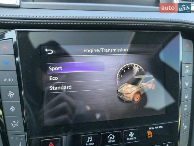 Белый Инфинити QX50, объемом двигателя 2 л и пробегом 14 тыс. км за 29800 $, фото 181 на Automoto.ua