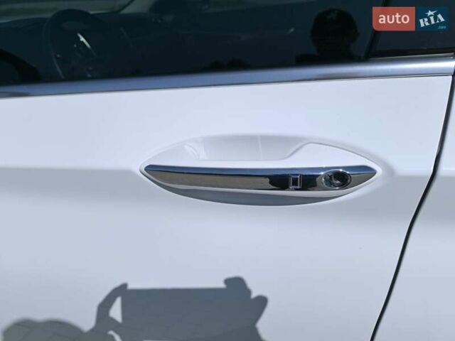 Белый Инфинити QX50, объемом двигателя 2 л и пробегом 14 тыс. км за 29800 $, фото 25 на Automoto.ua