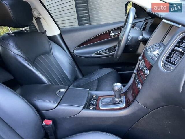 Черный Инфинити QX50, объемом двигателя 3.7 л и пробегом 65 тыс. км за 13999 $, фото 74 на Automoto.ua