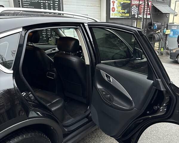 Чорний Інфініті QX50, об'ємом двигуна 3.7 л та пробігом 145 тис. км за 14950 $, фото 23 на Automoto.ua