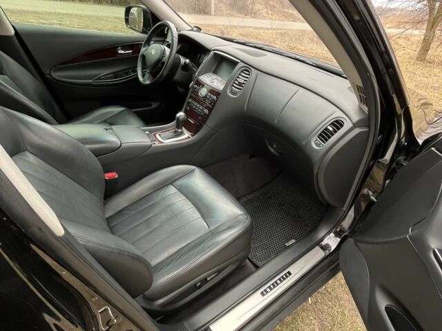 Чорний Інфініті QX50, об'ємом двигуна 3.7 л та пробігом 80 тис. км за 16999 $, фото 16 на Automoto.ua