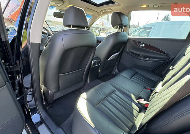 Черный Инфинити QX50, объемом двигателя 3.7 л и пробегом 62 тыс. км за 17000 $, фото 20 на Automoto.ua