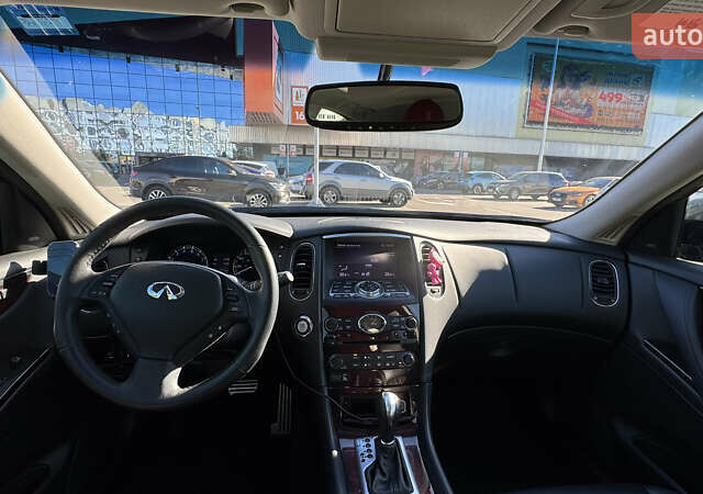 Черный Инфинити QX50, объемом двигателя 3.7 л и пробегом 62 тыс. км за 17000 $, фото 12 на Automoto.ua