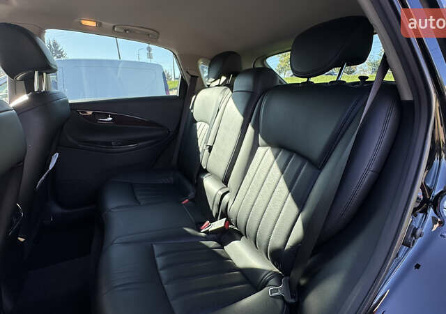 Черный Инфинити QX50, объемом двигателя 3.7 л и пробегом 62 тыс. км за 17000 $, фото 21 на Automoto.ua