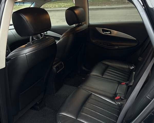 Чорний Інфініті QX50, об'ємом двигуна 3.7 л та пробігом 145 тис. км за 14950 $, фото 21 на Automoto.ua