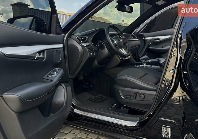 Чорний Інфініті QX50, об'ємом двигуна 2 л та пробігом 54 тис. км за 25888 $, фото 63 на Automoto.ua