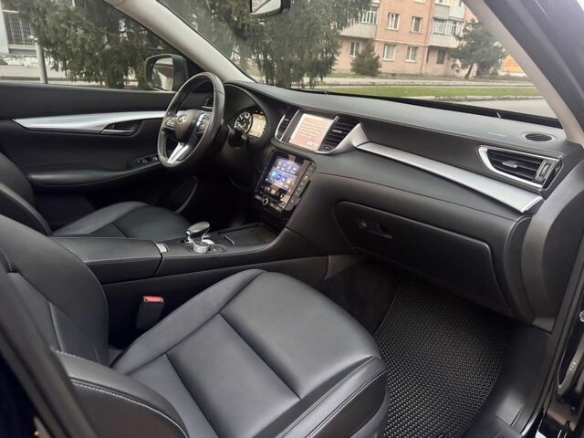 Чорний Інфініті QX50, об'ємом двигуна 2 л та пробігом 120 тис. км за 20800 $, фото 15 на Automoto.ua
