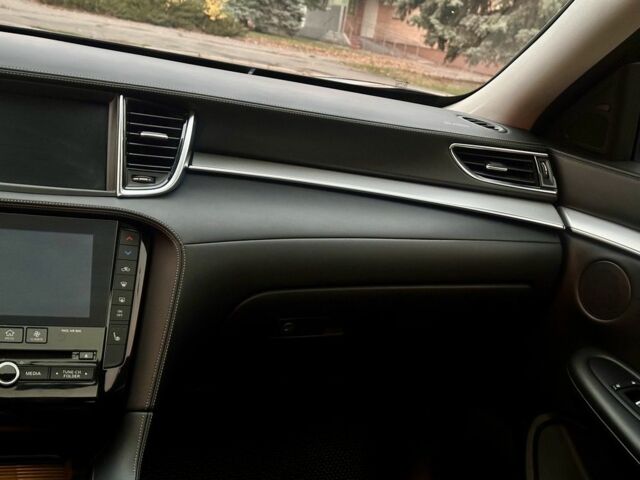 Чорний Інфініті QX50, об'ємом двигуна 2 л та пробігом 120 тис. км за 20800 $, фото 11 на Automoto.ua