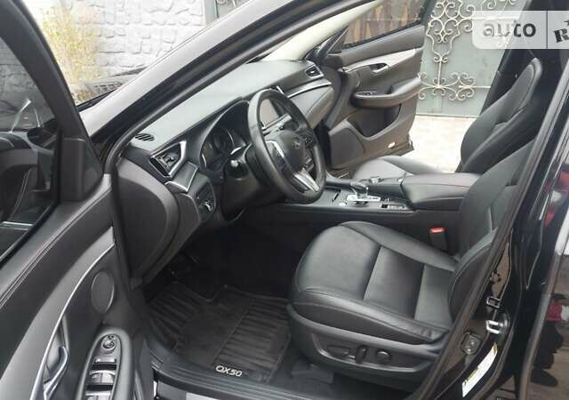 Черный Инфинити QX50, объемом двигателя 2 л и пробегом 32 тыс. км за 26000 $, фото 11 на Automoto.ua