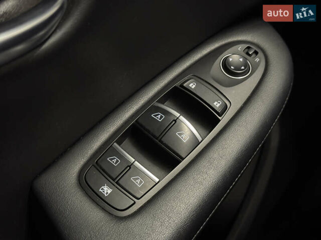 Чорний Інфініті QX50, об'ємом двигуна 2 л та пробігом 80 тис. км за 24499 $, фото 27 на Automoto.ua