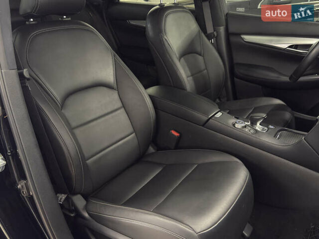 Чорний Інфініті QX50, об'ємом двигуна 2 л та пробігом 80 тис. км за 24499 $, фото 18 на Automoto.ua