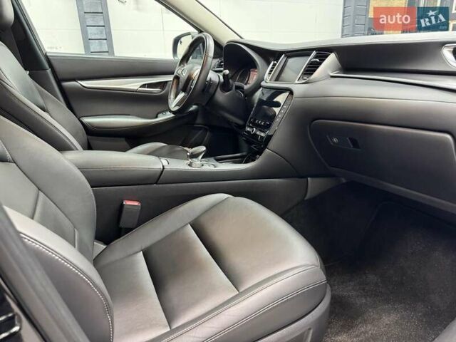 Черный Инфинити QX50, объемом двигателя 2 л и пробегом 40 тыс. км за 27500 $, фото 24 на Automoto.ua