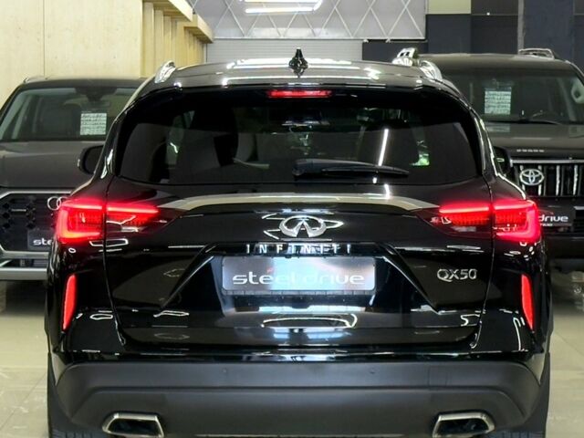 Черный Инфинити QX50, объемом двигателя 2 л и пробегом 80 тыс. км за 25999 $, фото 2 на Automoto.ua