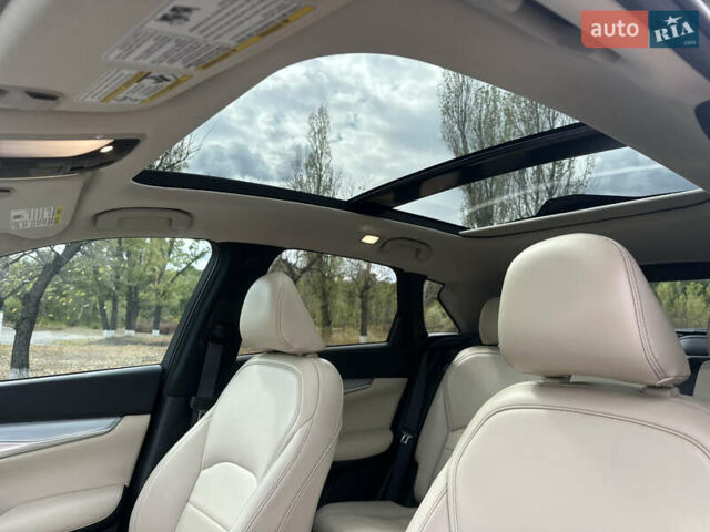 Чорний Інфініті QX50, об'ємом двигуна 2 л та пробігом 33 тис. км за 25200 $, фото 10 на Automoto.ua
