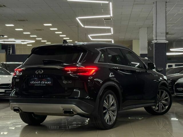 Чорний Інфініті QX50, об'ємом двигуна 2 л та пробігом 72 тис. км за 24499 $, фото 3 на Automoto.ua