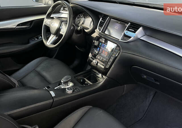 Чорний Інфініті QX50, об'ємом двигуна 2 л та пробігом 84 тис. км за 28500 $, фото 18 на Automoto.ua