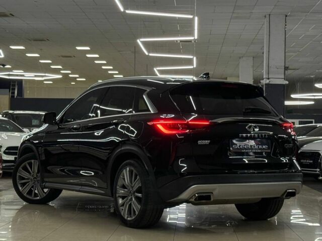 Чорний Інфініті QX50, об'ємом двигуна 2 л та пробігом 72 тис. км за 24499 $, фото 4 на Automoto.ua