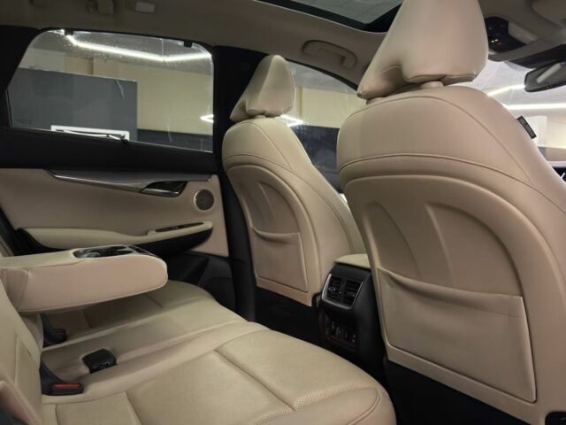 Чорний Інфініті QX50, об'ємом двигуна 2 л та пробігом 72 тис. км за 24499 $, фото 7 на Automoto.ua