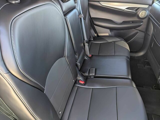 Чорний Інфініті QX50, об'ємом двигуна 2 л та пробігом 23 тис. км за 15500 $, фото 13 на Automoto.ua