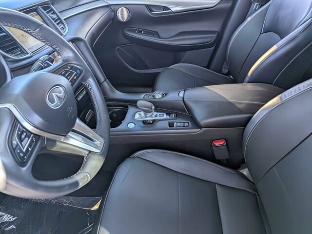 Чорний Інфініті QX50, об'ємом двигуна 2 л та пробігом 23 тис. км за 15500 $, фото 7 на Automoto.ua