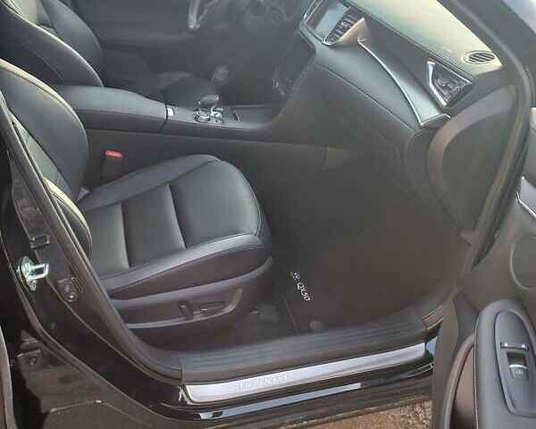 Чорний Інфініті QX50, об'ємом двигуна 2 л та пробігом 7 тис. км за 34800 $, фото 5 на Automoto.ua