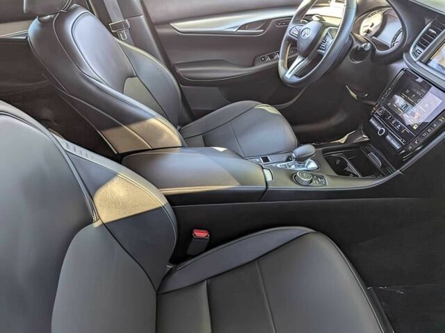 Чорний Інфініті QX50, об'ємом двигуна 2 л та пробігом 23 тис. км за 15500 $, фото 10 на Automoto.ua