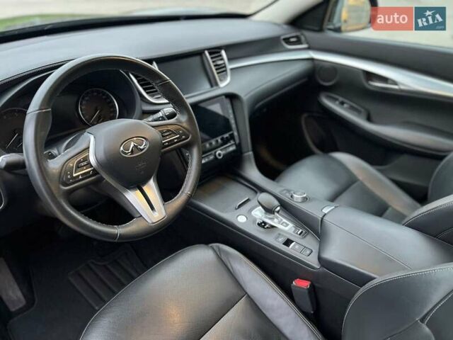 Чорний Інфініті QX50, об'ємом двигуна 2 л та пробігом 112 тис. км за 24658 $, фото 4 на Automoto.ua