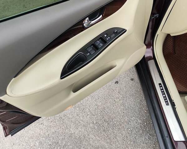 Красный Инфинити QX50, объемом двигателя 3.7 л и пробегом 120 тыс. км за 12100 $, фото 11 на Automoto.ua