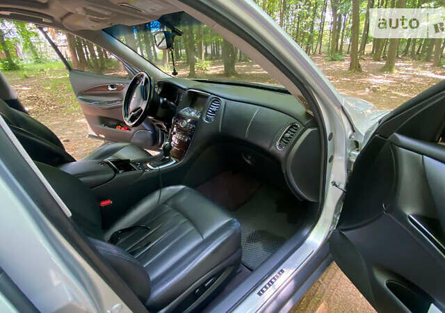 Сірий Інфініті QX50, об'ємом двигуна 3.7 л та пробігом 160 тис. км за 15500 $, фото 7 на Automoto.ua