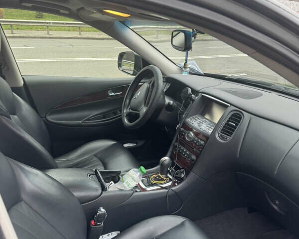 Сірий Інфініті QX50, об'ємом двигуна 3.7 л та пробігом 170 тис. км за 14000 $, фото 10 на Automoto.ua