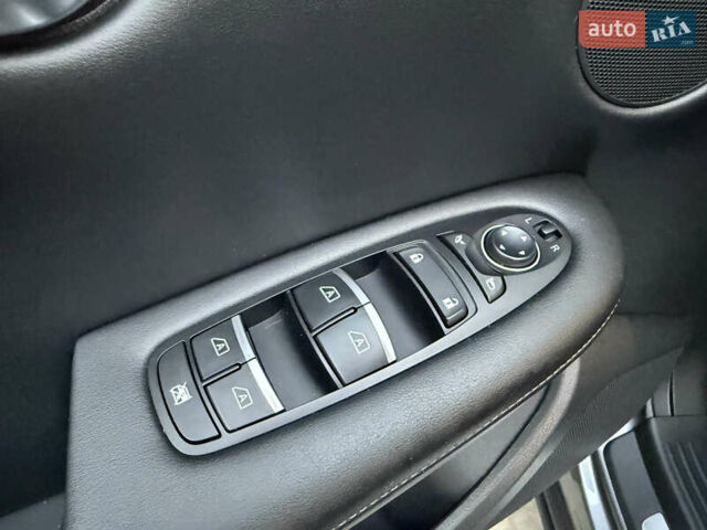 Сірий Інфініті QX50, об'ємом двигуна 2 л та пробігом 51 тис. км за 35999 $, фото 74 на Automoto.ua