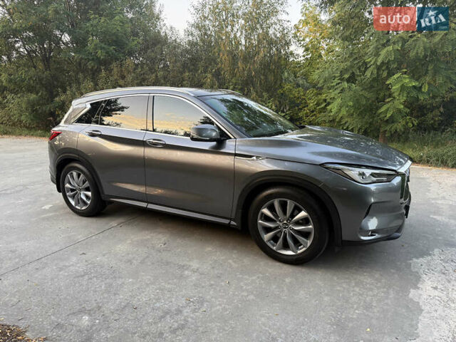 Сірий Інфініті QX50, об'ємом двигуна 2 л та пробігом 51 тис. км за 35999 $, фото 4 на Automoto.ua