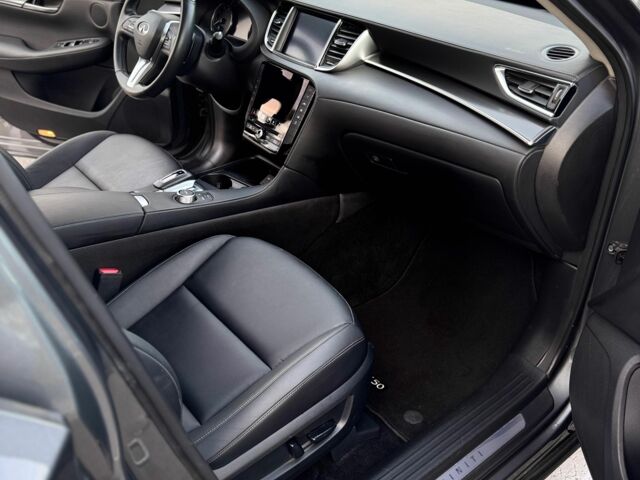 Серый Инфинити QX50, объемом двигателя 2 л и пробегом 18 тыс. км за 27500 $, фото 15 на Automoto.ua