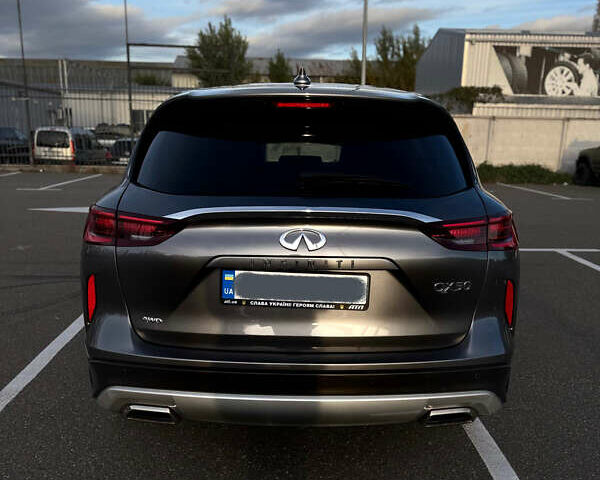 Серый Инфинити QX50, объемом двигателя 2 л и пробегом 18 тыс. км за 27500 $, фото 3 на Automoto.ua
