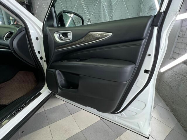 Белый Инфинити QX60, объемом двигателя 2.5 л и пробегом 208 тыс. км за 14500 $, фото 6 на Automoto.ua