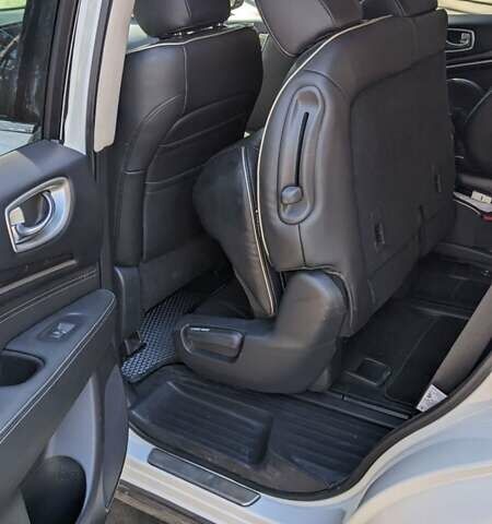 Белый Инфинити QX60, объемом двигателя 3.5 л и пробегом 77 тыс. км за 25000 $, фото 2 на Automoto.ua