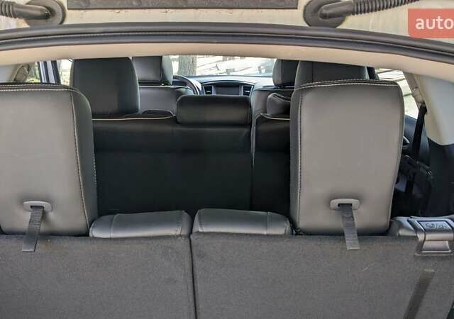 Белый Инфинити QX60, объемом двигателя 3.5 л и пробегом 77 тыс. км за 25000 $, фото 5 на Automoto.ua