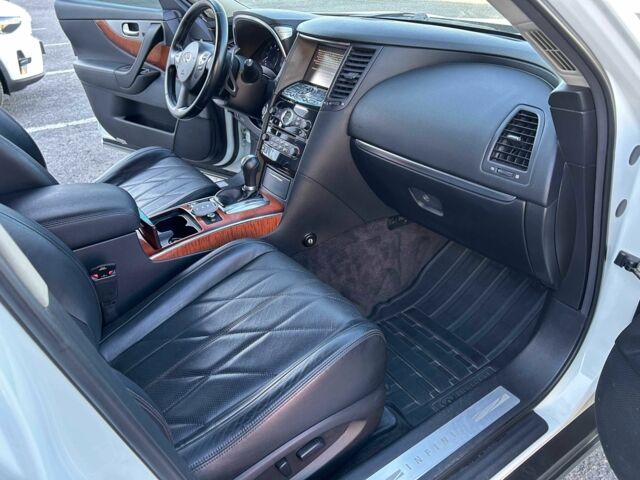 Белый Инфинити QX70, объемом двигателя 3 л и пробегом 192 тыс. км за 19042 $, фото 7 на Automoto.ua