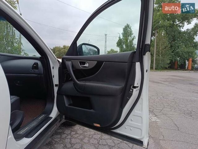 Белый Инфинити QX70, объемом двигателя 2.99 л и пробегом 210 тыс. км за 16600 $, фото 13 на Automoto.ua