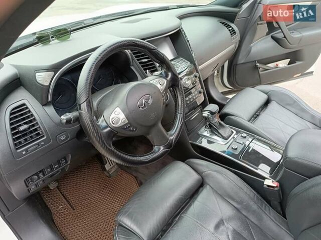 Белый Инфинити QX70, объемом двигателя 2.99 л и пробегом 210 тыс. км за 16600 $, фото 17 на Automoto.ua
