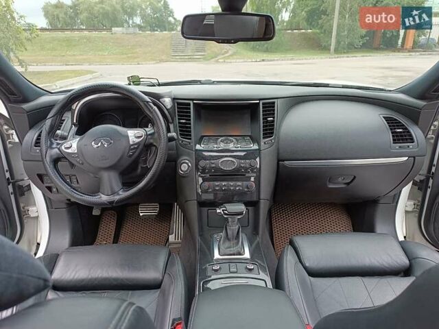 Белый Инфинити QX70, объемом двигателя 2.99 л и пробегом 210 тыс. км за 16600 $, фото 11 на Automoto.ua
