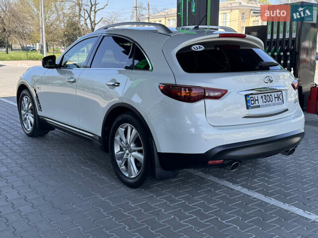 Белый Инфинити QX70, объемом двигателя 3.7 л и пробегом 173 тыс. км за 17500 $, фото 9 на Automoto.ua