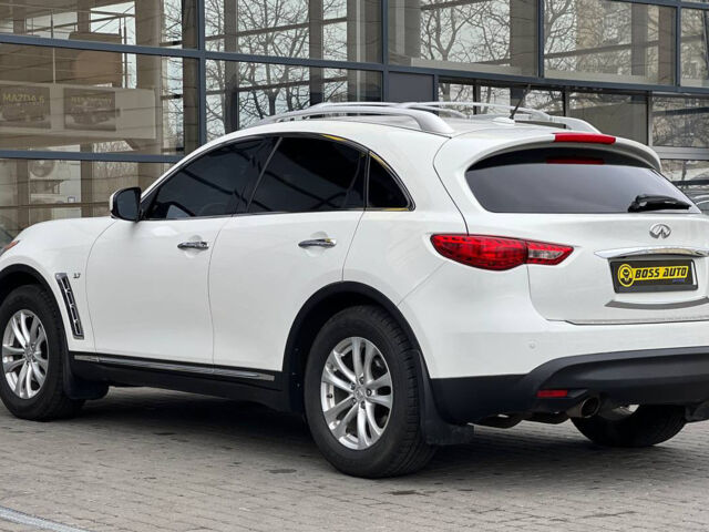 Белый Инфинити QX70, объемом двигателя 3.7 л и пробегом 254 тыс. км за 22300 $, фото 3 на Automoto.ua